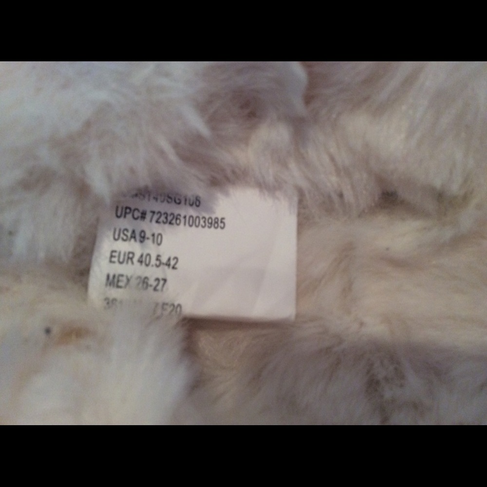 🚫SOLD🚫Plush SOFT Furry Buckle Sandals - Picture 6 of 6